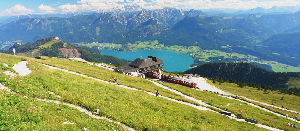 Die steilste Dampf-Zahnradbahn Österreichs führt seit 1893 von St. Wolfgang im Salzkammergut auf den 1.783 Meter hohen Schafberg. In 35 Minuten überwindet sie 1.190 Höhenmeter und 5,85 km.